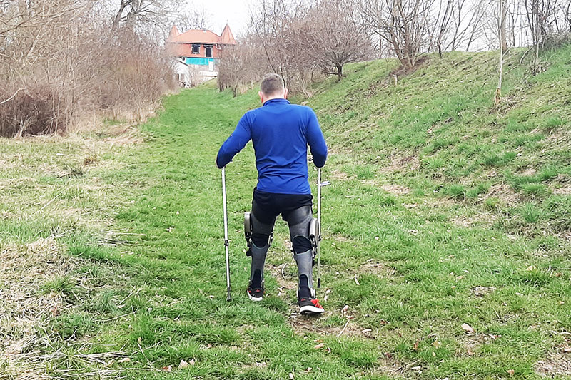 Marco trainiert jeden Tag mit dem Orthesensystem „C-Brace“. Das ist sehr anstrengend für ihn. Doch er kämpft um seine Selbstständigkeit.